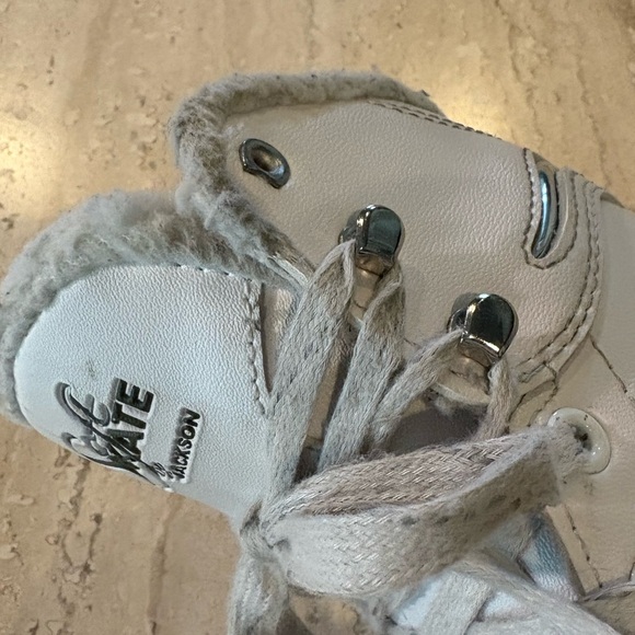 Soft Skate by Jackson Mark 1 White Figure Skates, 12J (12 Junior) Blade is 7 1/3 - Picture 10 of 16